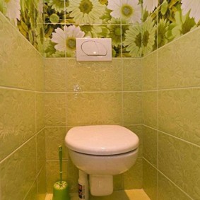 Tapeta s květinami v interiéru toalety