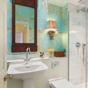 Καθρέφτης σε ξύλινο πλαίσιο στον τοίχο τουαλέτας