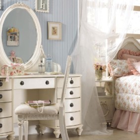 Masă de îmbrăcat cu o oglindă în dormitorul unei fete moderne