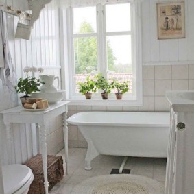 Dywan z dzianiny na podłodze w łazience