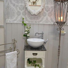 Zahradní retro lucerna v ošuntělé elegantní koupelně