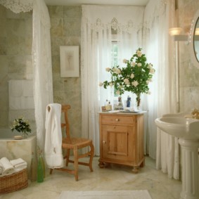 Baltu rožu pušķis vannas istabā