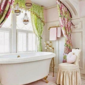 Svetlý textil v interiéri kúpeľne