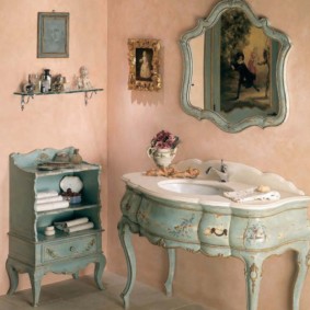 Vaaleanpunaiset seinät naisten kylpyhuoneessa