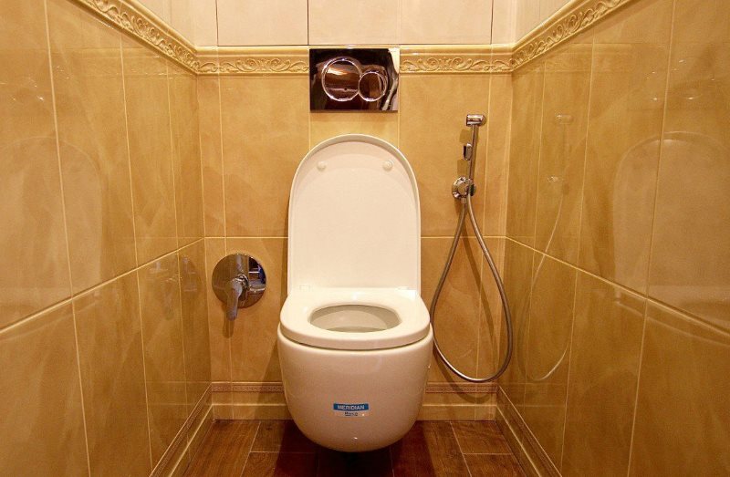 Hygienická sprcha na záchode pod schodmi