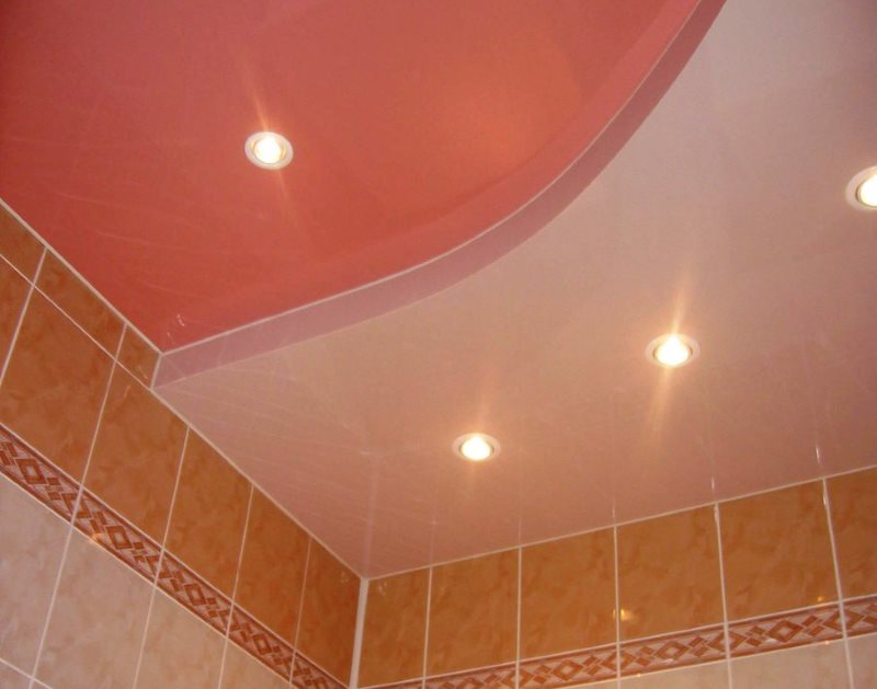 Kompakt banyoda iki seviyeli tavan
