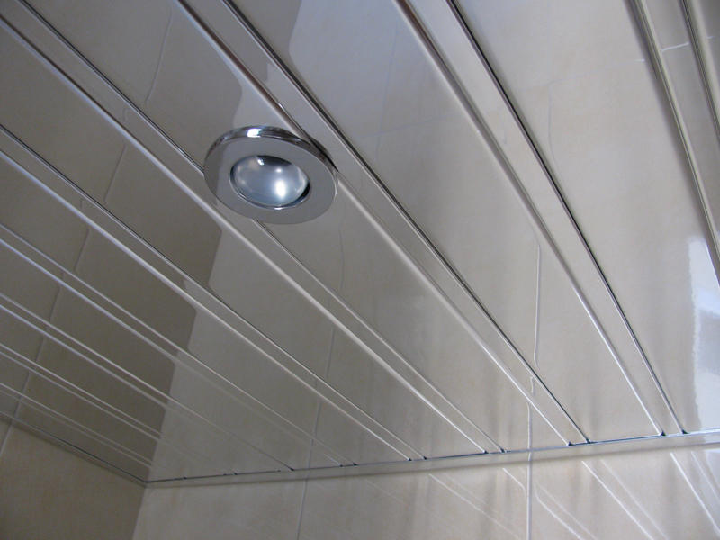 Surface brillante des plafonds suspendus en lattes d'aluminium