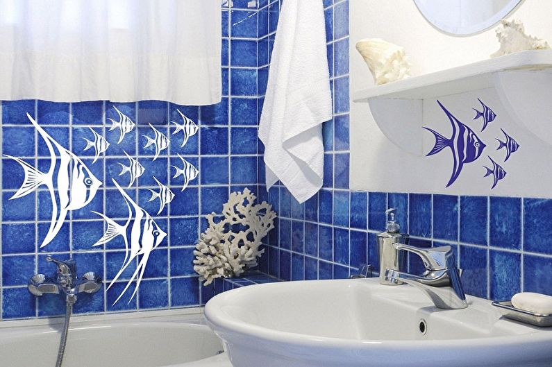 Blå tegelplatta med fisken på väggen i badrummet