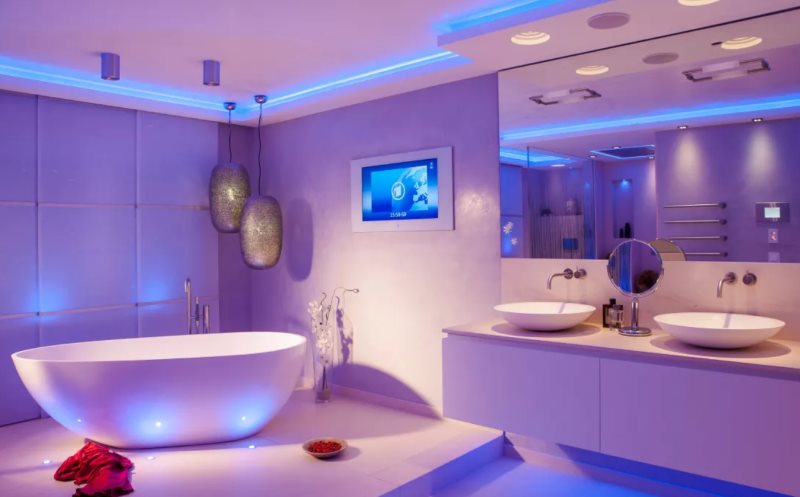 La lumière bleue des lumières intégrées dans la salle de bain