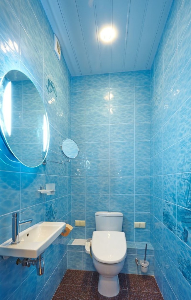Panneaux bleus au plafond des toilettes dans un appartement en ville