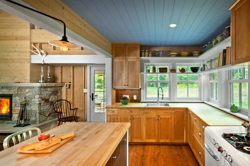 Blauw plafond in de keuken van een landhuis