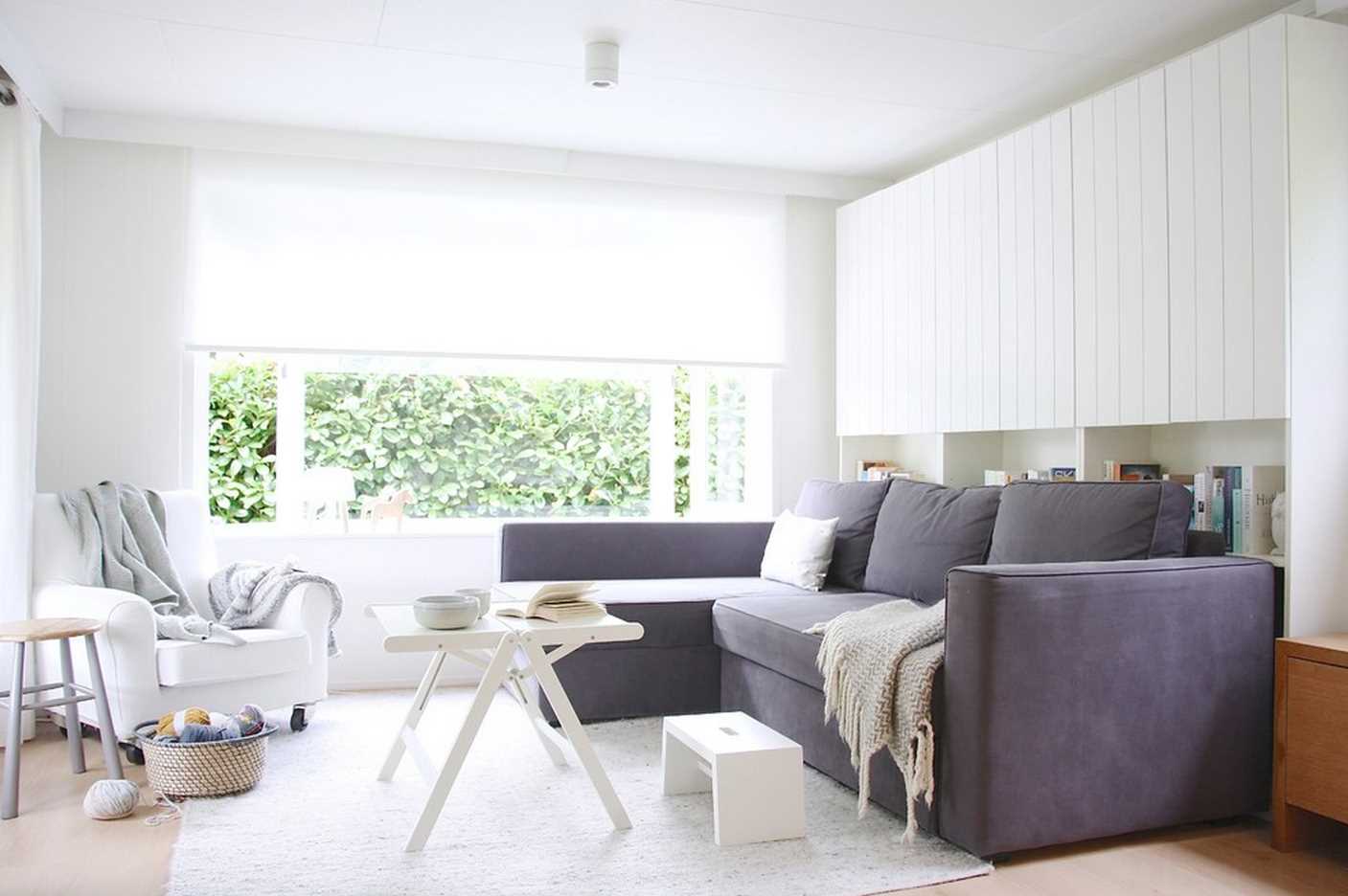 sovrum-vardagsrum 18 kvm med en soffa