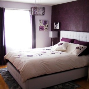 guļamistabas interjers purpursarkanu toņu dekorā