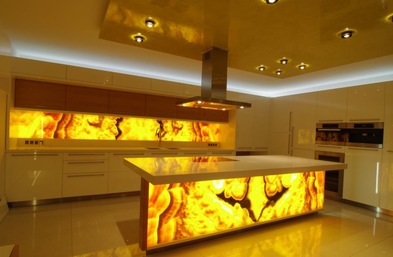 Artificial onyx in the interior of the kitchen with the island