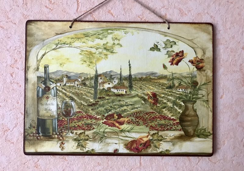 Decoupage schilderij aan de muur met vloeibaar behang