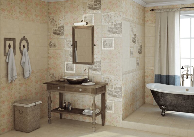 Keramisk vægdekoration i badeværelset i et landsted