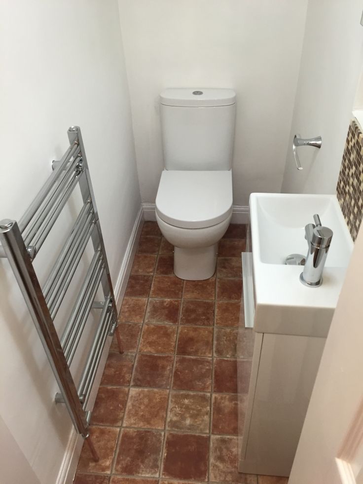 Vyhřívaná tyč na ručníky v malé toaletě s keramickou podlahou
