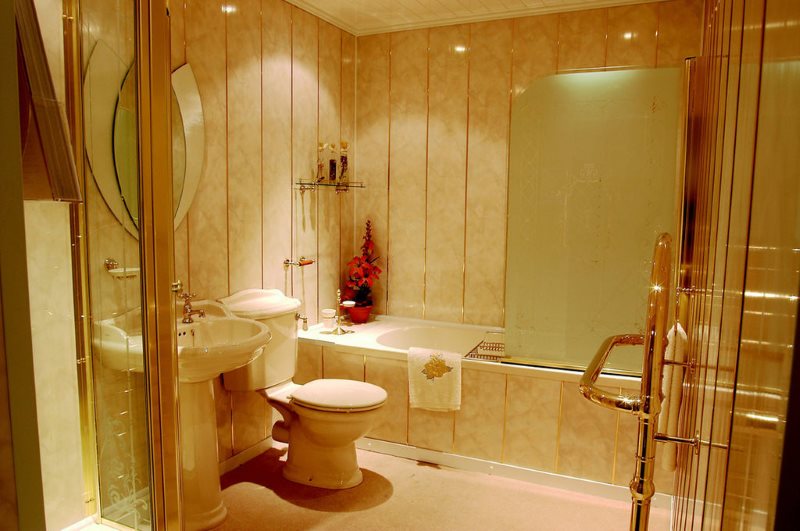 Kúpeľňové obloženie v klasickom štýle s plastovými panelmi