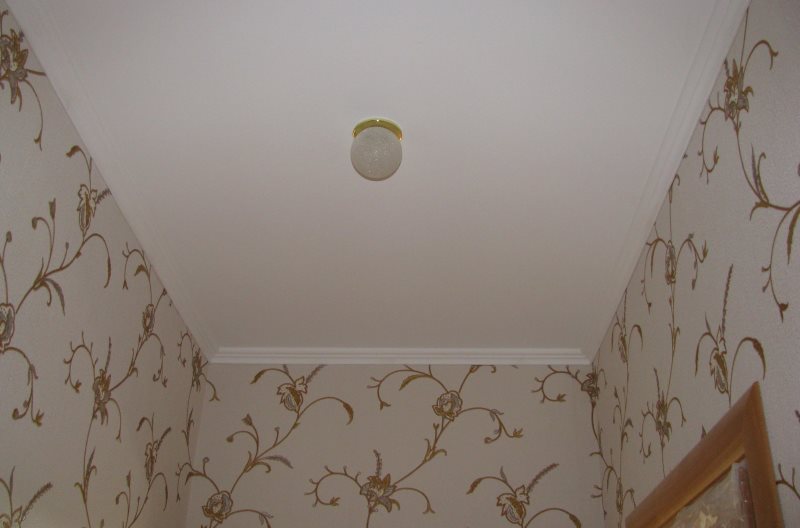 Une petite lampe sur le plafond des toilettes peintes