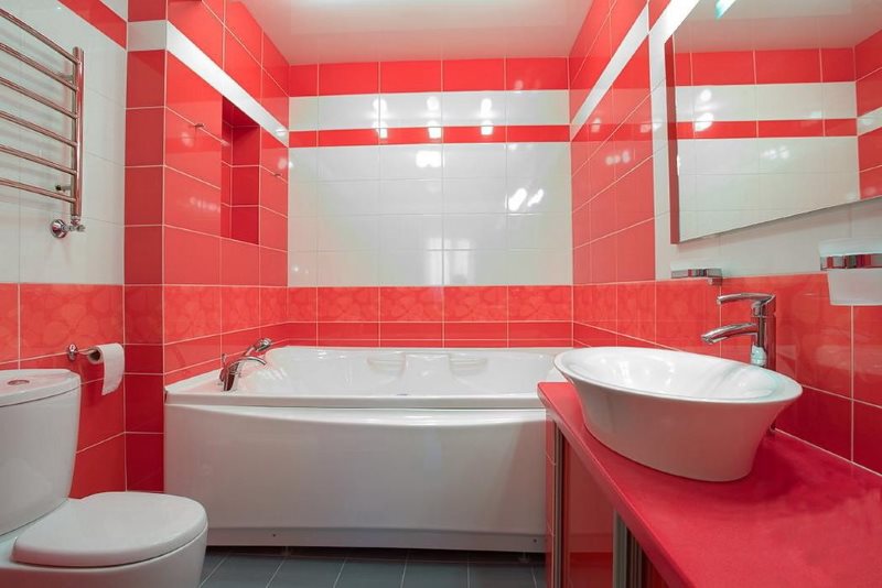 Rød farge på interiøret på badet