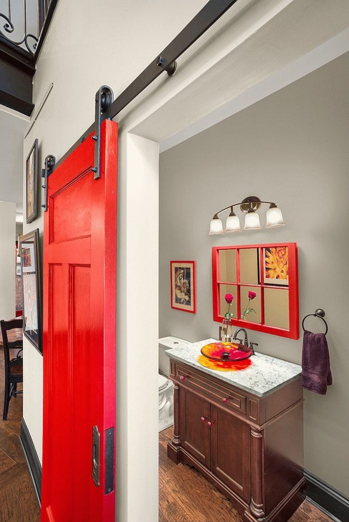 ประตูบานเลื่อนผ้าใบสีแดงในห้องน้ำ