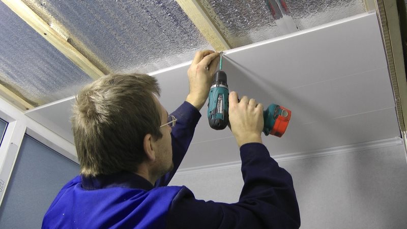 PVC-panelen bevestigen aan het plafond in de badkamer