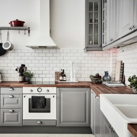 keuken met uitzicht op bakstenen muur