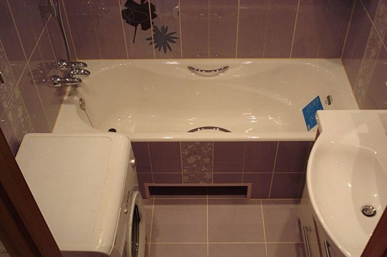 Kvadrātveida vannas istabas izkārtojums ar veļas mašīnu