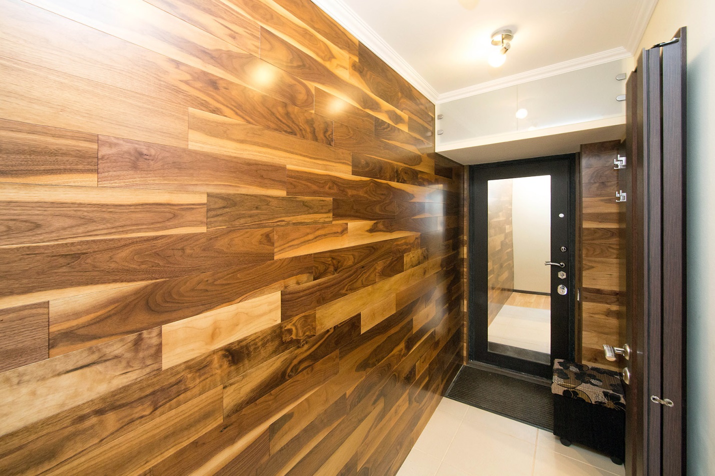 bức tường gỗ trong ý tưởng thiết kế hành lang