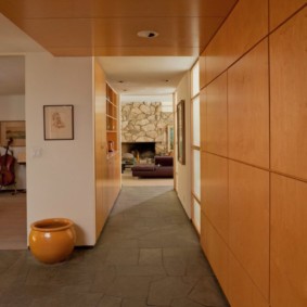 sàn gỗ trên tường ở hành lang