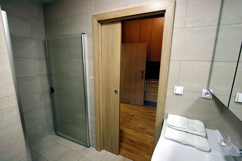 ประตูบานเลื่อนห้องน้ำพร้อมฝักบัว