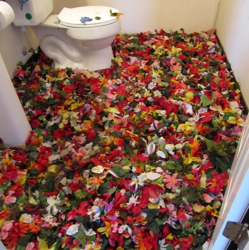 Obraz płatki kwiatów na podłodze toalety
