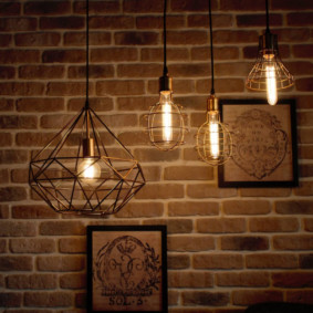 Lumières vintage sur fond de mur de brique
