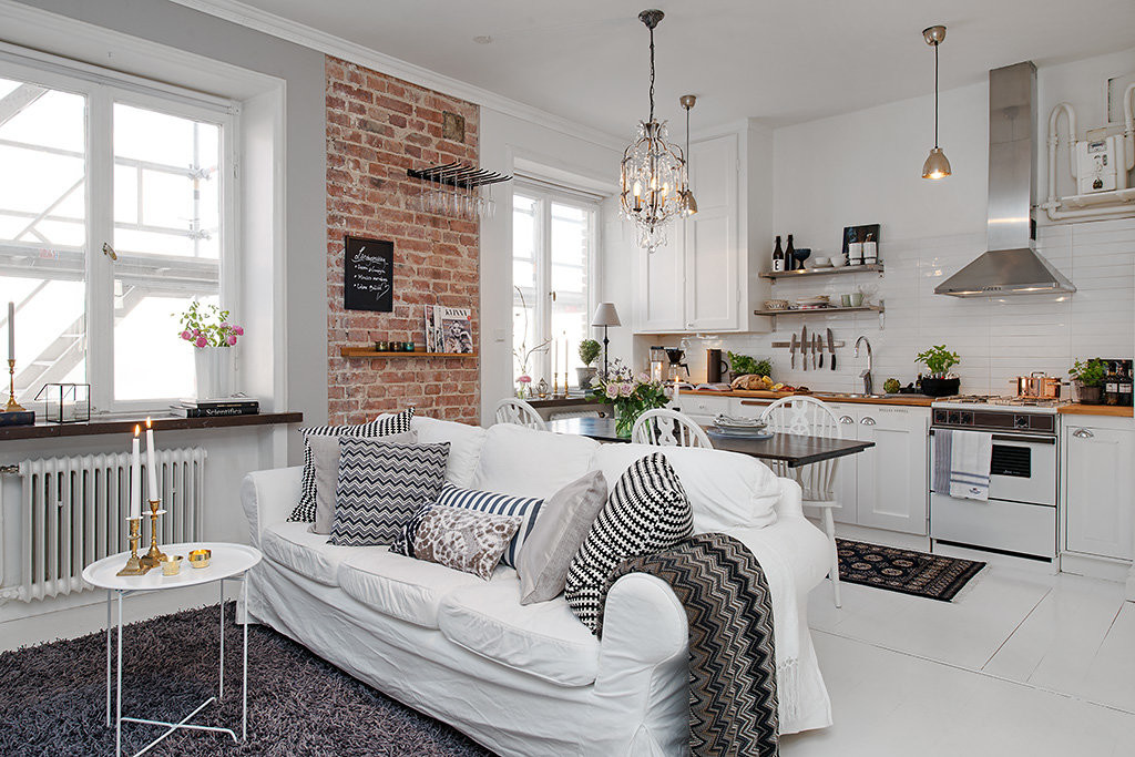 Witte bank in een kamer met bakstenen decor