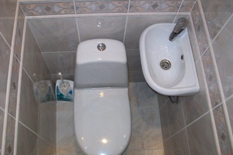 Liten vask på toalettet Khrusjtsjov