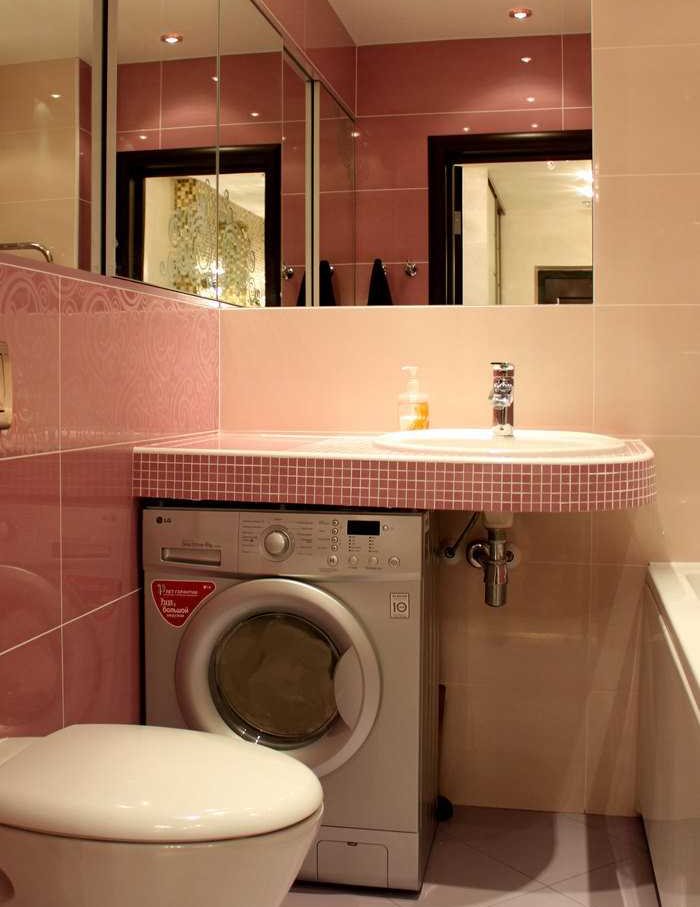 Nelielā vannas istabā novietojiet zem izlietnes veļas mazgājamai mašīnai
