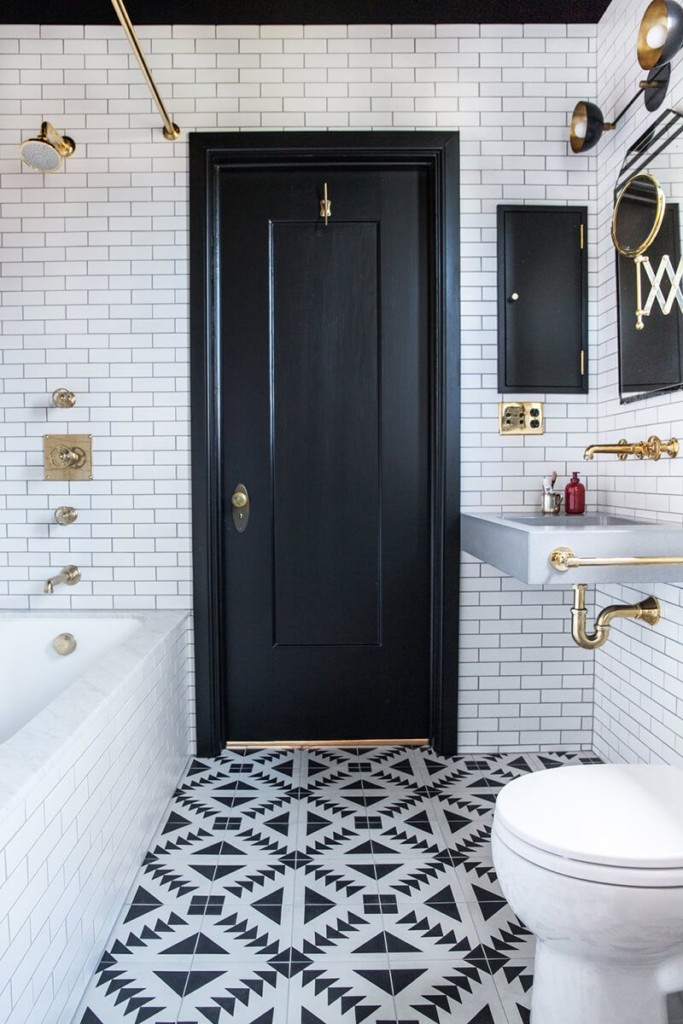 Mosaik badrumsgolv av svarta och vita brickor