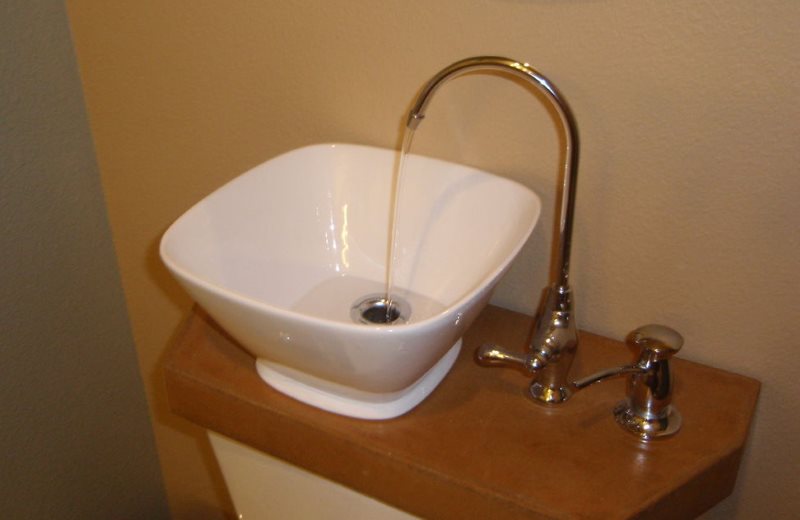 Compact washbasin with high sides