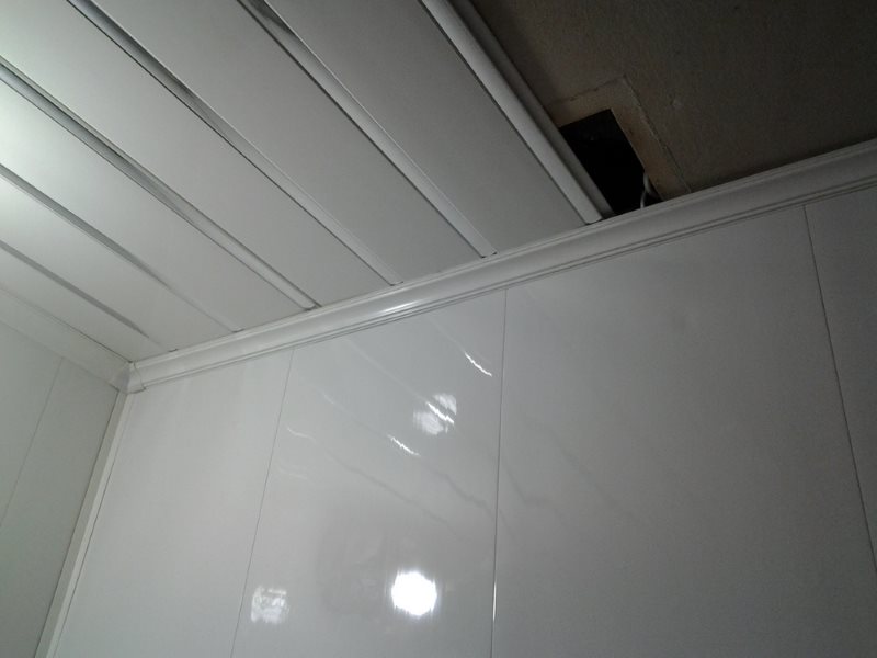 Installation de panneaux en plastique au plafond des toilettes