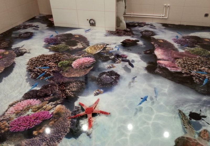 Tähdet ja korallit kylpyhuoneen lattialla
