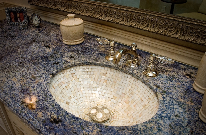 Klasik tarzda küvette klasik mozaik lavabo