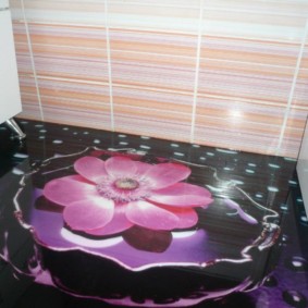Flor rosa en un piso de baño negro