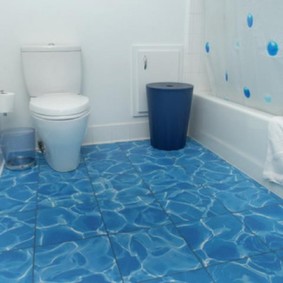 Modrá podlaha v interiéri kúpeľne