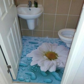 ömlesztett padló egy előregyártott ház lakásának WC-jében