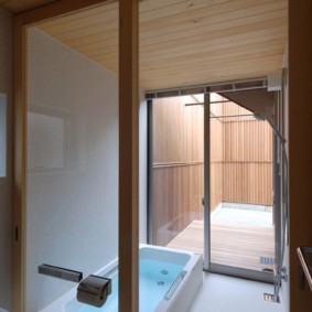 Transparante scheidingswand in de gecombineerde badkamer