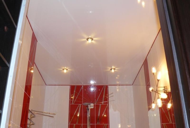 Spots de toilette sur plafond tendu