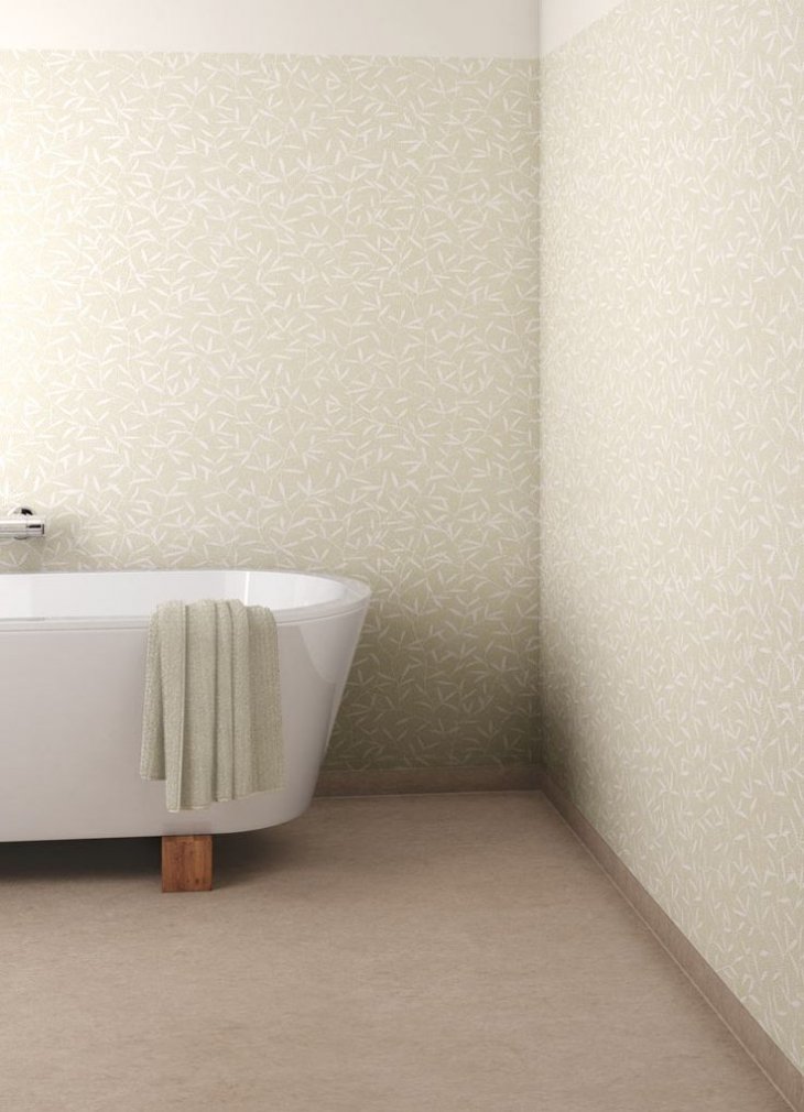 Neutrala golv i modernt badrum