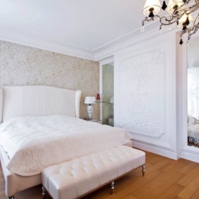 neoklasycystyczny biały wystrój sypialni