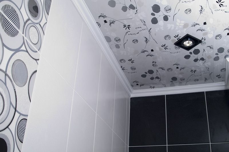 Papier peint en vinyle au plafond d'une petite toilette