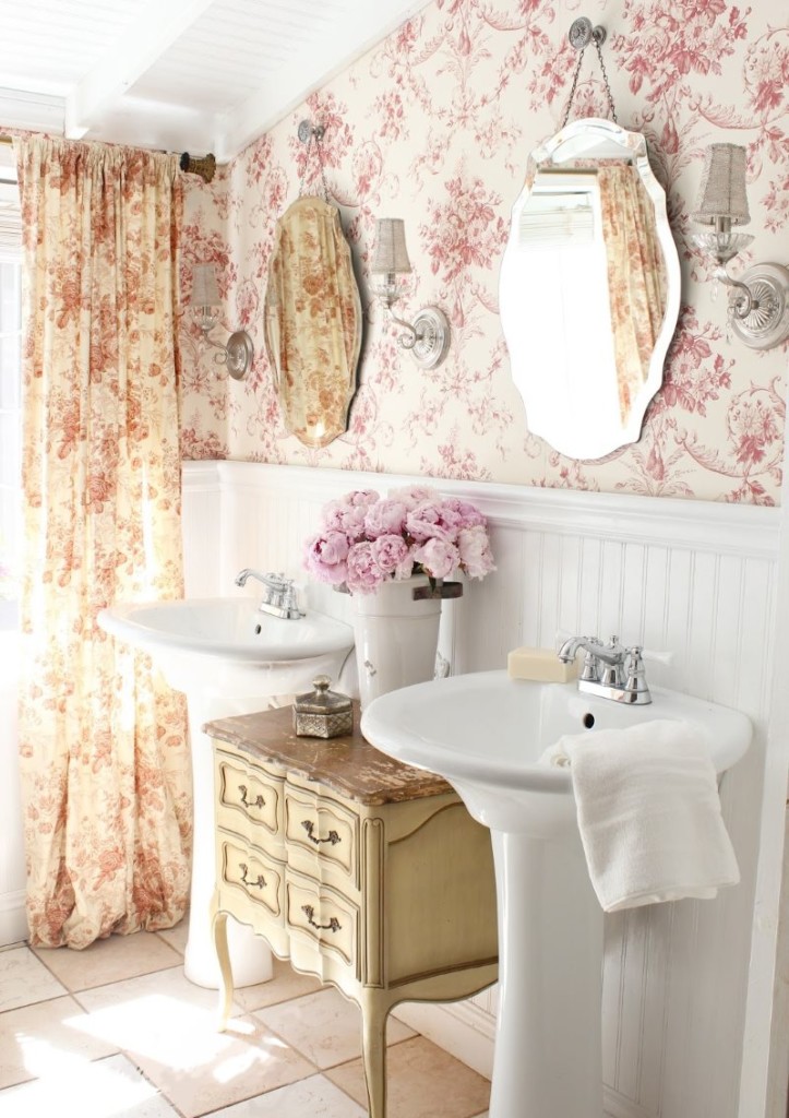 Papel tapiz floral en el baño shabby chic